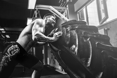 Gömleksiz adam saygısız ağır lastik