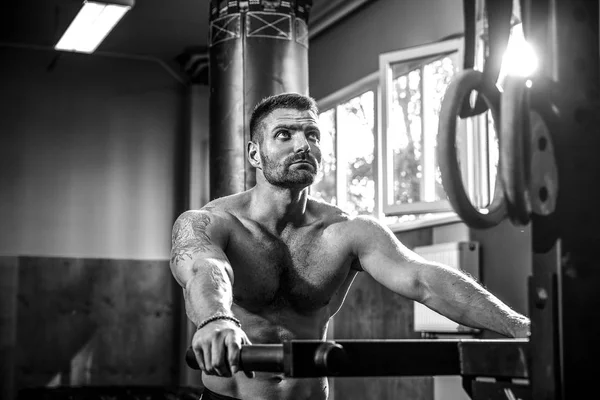 Hombre fuerte que se prepara para el entrenamiento en el gimnasio crossfit — Foto de Stock