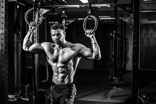 Joven atleta practicando entrenamiento crossfit — Foto de Stock