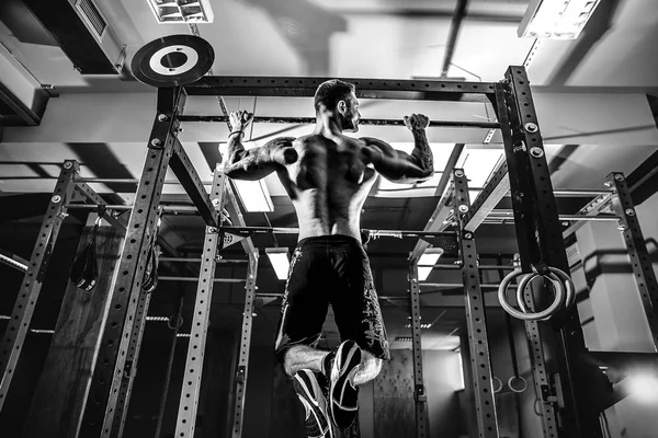 Gömleksiz adam yukarı çekerek yatay çubuk.