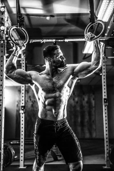 Joven atleta practicando entrenamiento crossfit — Foto de Stock