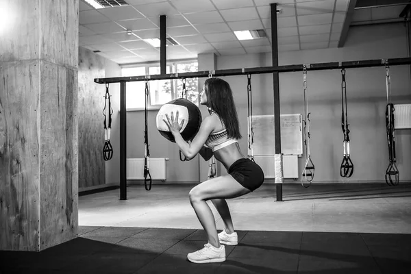 Kobieta, szkolenie z funkcjonalności ćwiczenie na siłowni — Zdjęcie stockowe