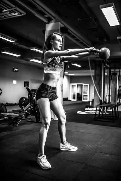 Bir su ısıtıcısı çan salıncak yapmak çekici kadın atlet