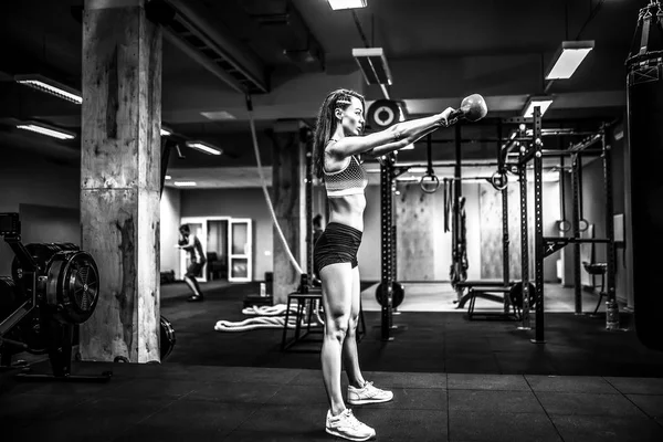 Bir su ısıtıcısı çan salıncak yapmak çekici kadın atlet