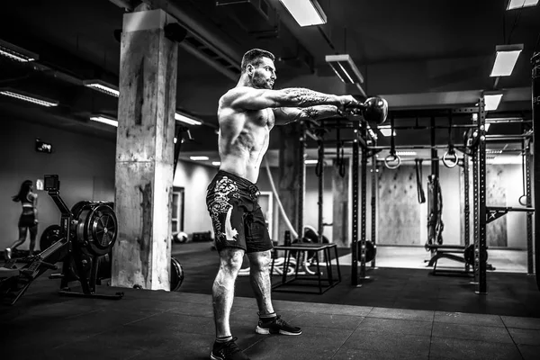 Fitness Kettlebells salıncak egzersiz adam egzersiz vasıl jimnastik salonu