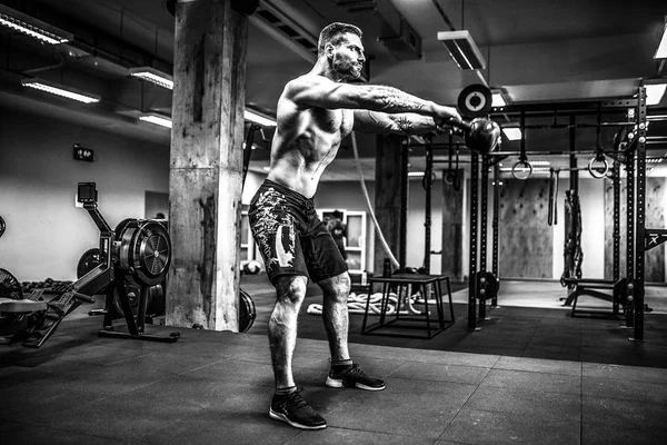 Fitness-Kettlebells schwingen Übung Mann Workout im Fitnessstudio — Stockfoto