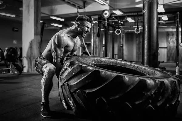 Gömleksiz adam saygısız ağır lastik