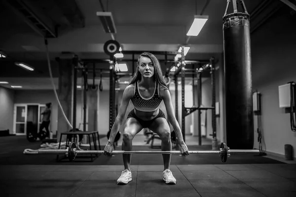 Mujer levantando un crossfit de peso en el gimnasio. Fitness mujer deadlift barbell . — Foto de Stock