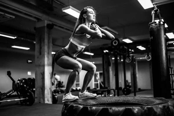 Fit jonge vrouw vak springen op een crossfit-stijl. — Stockfoto