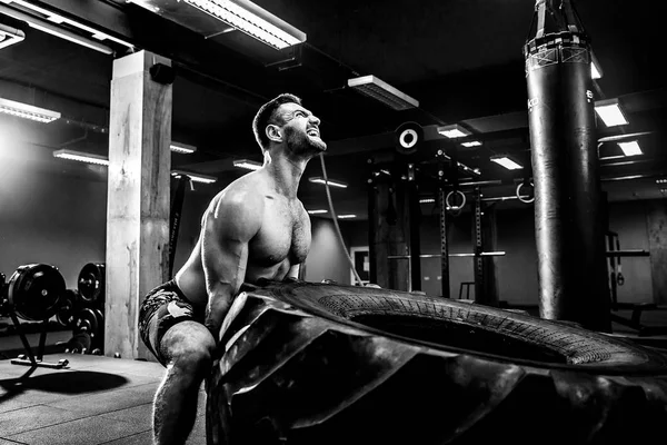 Gömleksiz adam saygısız ağır lastik