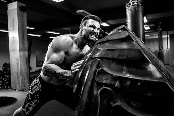 Gömleksiz adam saygısız ağır lastik