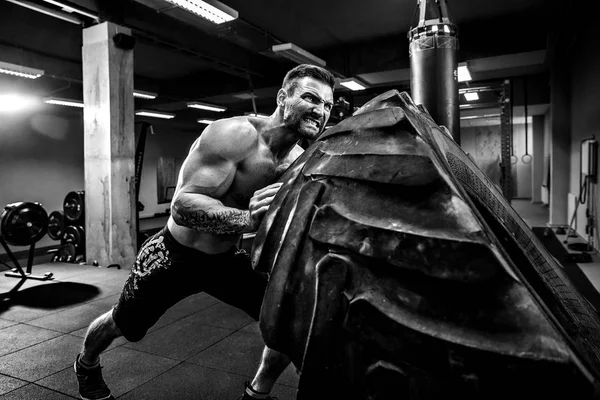 Gömleksiz adam saygısız ağır lastik