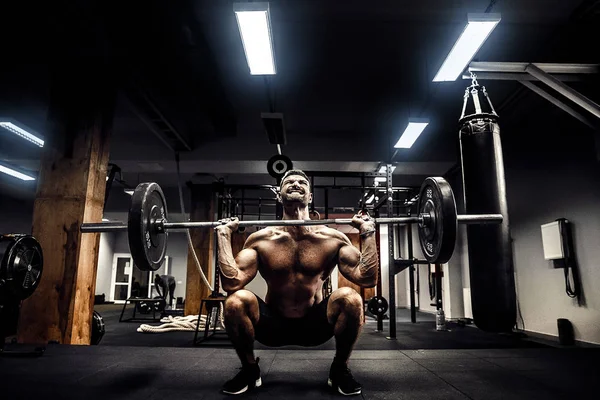 Muscular fitness hombre haciendo deadlift una barra sobre su cabeza en el moderno gimnasio. Entrenamiento funcional. — Foto de Stock
