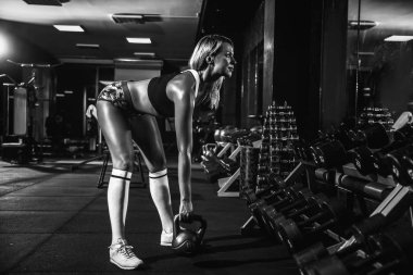 Bir su ısıtıcısı çan salıncak yapmak çekici kadın atlet