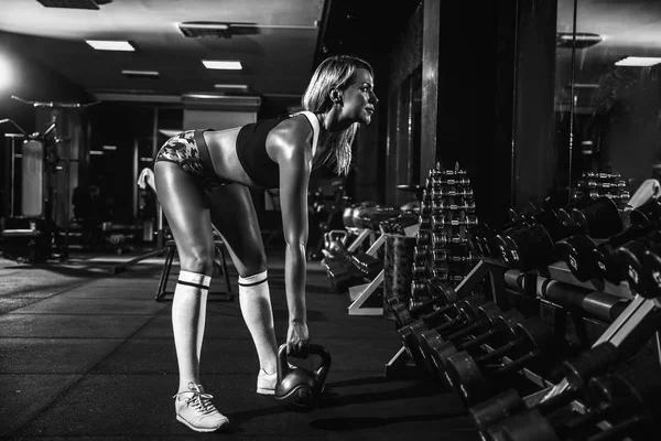 Bir su ısıtıcısı çan salıncak yapmak çekici kadın atlet