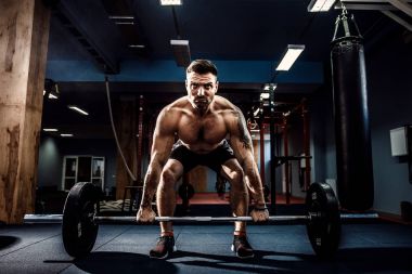 Modern bir fitness merkezi bir halter Deadlift yapan kas fitness erkek. Fonksiyonel eğitim.