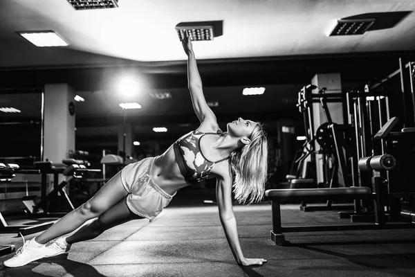 Yerdeki spor salonunda egzersiz yaparak güzel sportif kadın — Stok fotoğraf