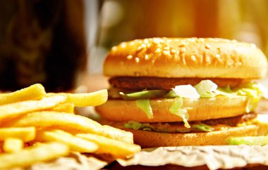 Burger patates kızartması ve kola ahşap arka plan üzerinde ile Kraft kağıt üzerinde