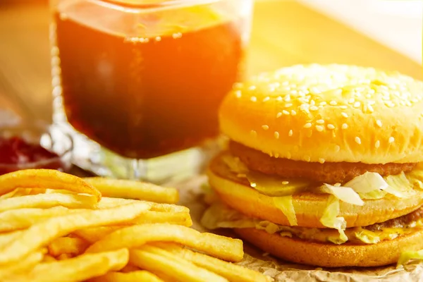 Burger patates kızartması ve kola ahşap arka plan üzerinde ile Kraft kağıt üzerinde