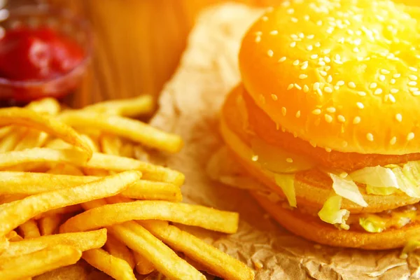 Burger patates kızartması ve kola ahşap arka plan üzerinde ile Kraft kağıt üzerinde