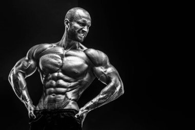 Güçlü kel vücut geliştirmeci altı paketi ile.