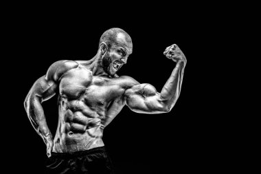 Güçlü kel vücut geliştirmeci altı paketi ile.