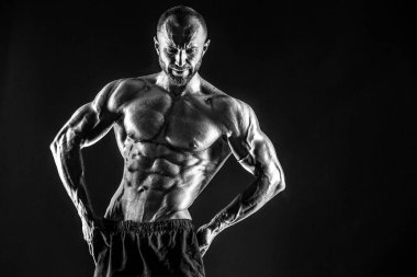 Güçlü kel vücut geliştirmeci altı paketi ile.