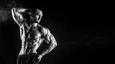 Mükemmel karın kasları, omuzları, pazıları, kasları ve göğsü olan güçlü bir vücut geliştirici..