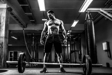 Kas fitness adam başını modern fitness merkezinde bir halter Deadlift için hazırlanıyor. Fonksiyonel eğitim.