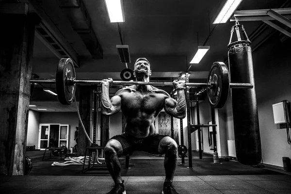 Muscular fitness man doing deadlift a barbell over his head in modern fitness center. Functional training. — Stock Photo, Image