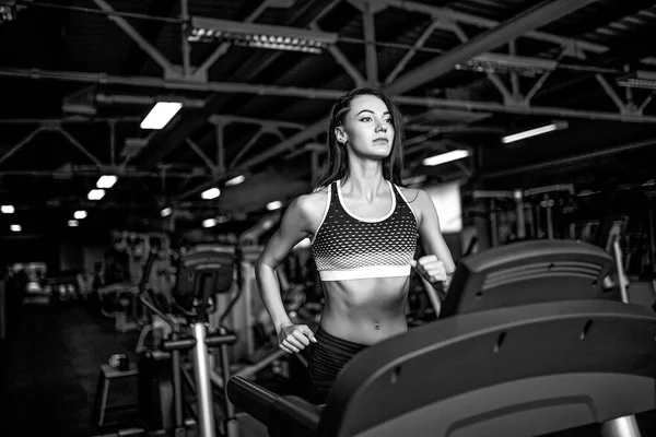 A nők fiatal fitness cardio gyakorlatokat az edzőteremben, fut a futógépen. — Stock Fotó