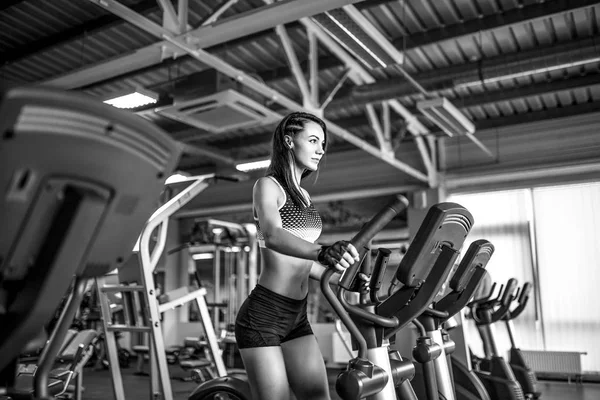 Fitness mladá žena, která dělá kardio cvičení v posilovně, běh na běžícím pásu. — Stock fotografie