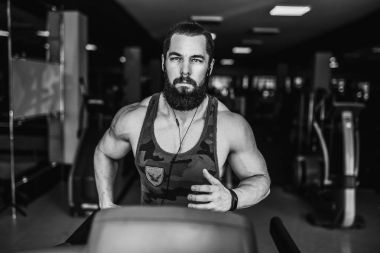 Kas koşu bandı üzerinde çalışan adam.