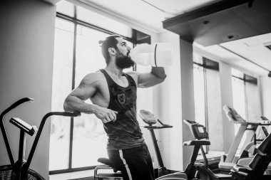 adam büyük şişe spor salonunda egzersiz basılı tutma veya içecek sudan sonra rahatlatıcı