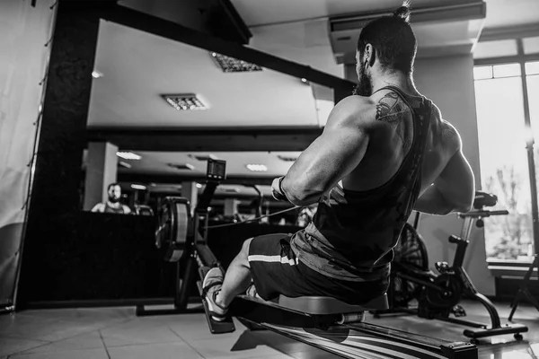 Kas spor salonunda kürek makine kullanan adam uygun