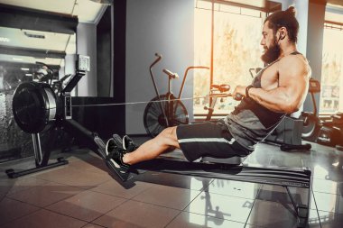 Kas spor salonunda kürek makine kullanan adam uygun