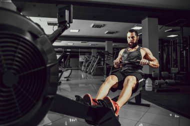 Kas spor salonunda kürek makine kullanan adam uygun