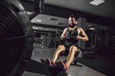 Kas spor salonunda kürek makine kullanan adam uygun