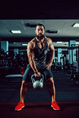 Fitness Kettlebells salıncak egzersiz adam egzersiz vasıl jimnastik salonu