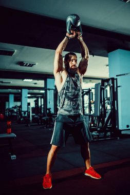 Fitness Kettlebells salıncak egzersiz adam egzersiz vasıl jimnastik salonu