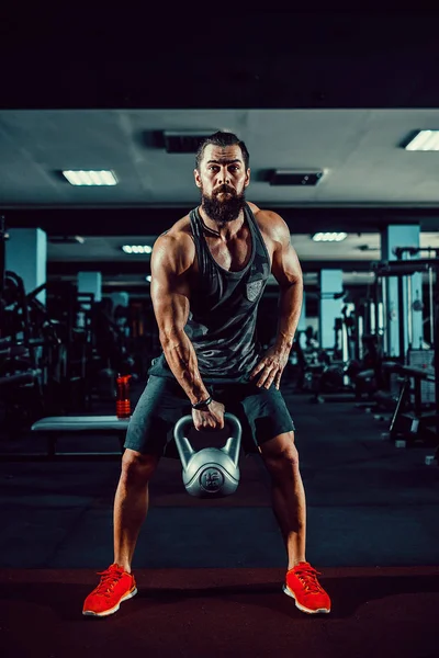 Fitness Kettlebells salıncak egzersiz adam egzersiz vasıl jimnastik salonu