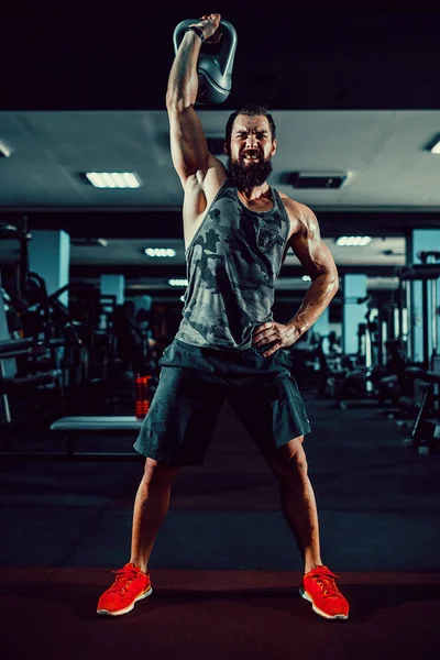 Fitness Kettlebells salıncak egzersiz adam egzersiz vasıl jimnastik salonu — Stok fotoğraf