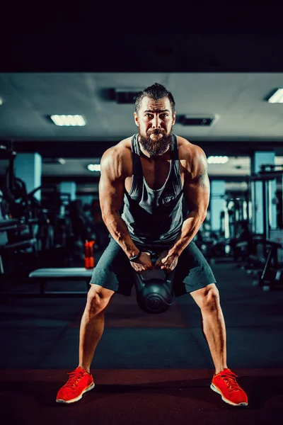 Fitness Kettlebells salıncak egzersiz adam egzersiz vasıl jimnastik salonu