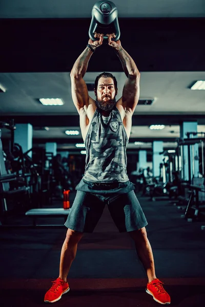 Fitness Kettlebells columpio ejercicio de hombre ejercicio en el gimnasio —  Fotos de Stock