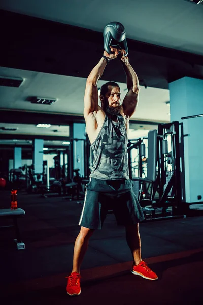 Fitness Kettlebells columpio ejercicio de hombre ejercicio en el gimnasio —  Fotos de Stock