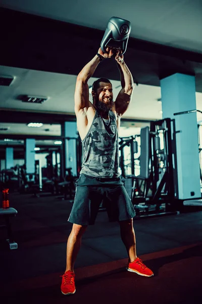 Fitness Kettlebells swing exercice homme séance d'entraînement au gymnase — Photo