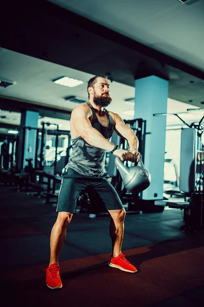 Fitness Kettlebells columpio ejercicio de hombre ejercicio en el gimnasio —  Fotos de Stock