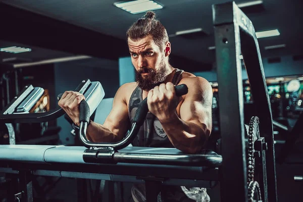 Man zwaar gewicht oefening voor Biceps op Machine In een sportschool doet — Stockfoto