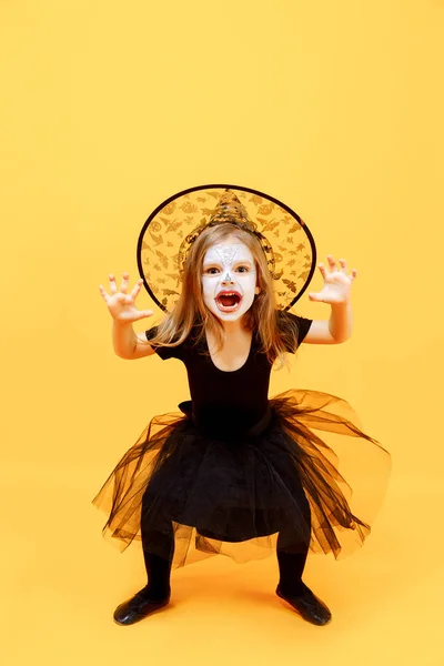 Menina em traje de bruxa halloween — Fotografia de Stock