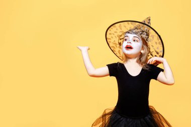 Hayret grl cadı Halloween kılık